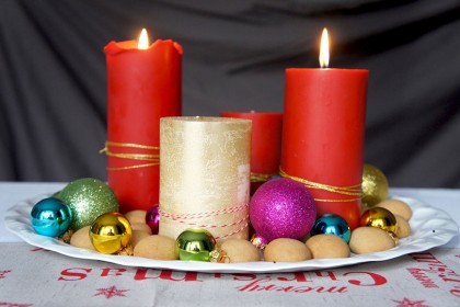 Adventskranz mit Christbaumkugeln