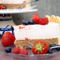 Erdbeer-Joghurt Charlotte: Fruchtige Joghurttorte mit Schokolade Biskuit und Biskotten