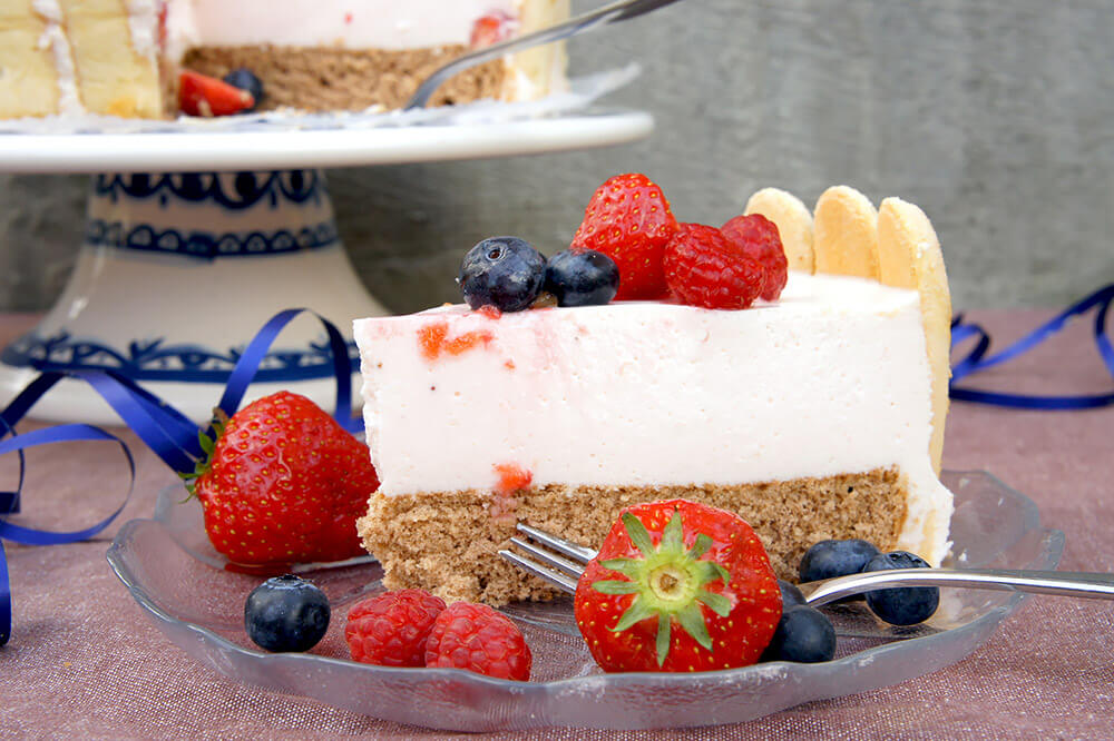 Erdbeer-Joghurt Charlotte: Fruchtige Joghurttorte mit Schokolade Biskuit und Biskotten