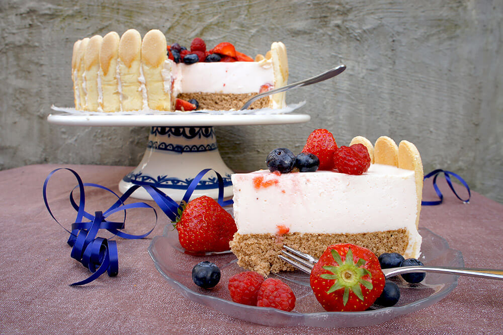 Erdbeer-Joghurt Charlotte: Fruchtige Joghurttorte mit Schokolade Biskuit und Biskotten