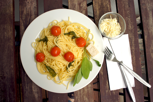 Spaghetti mit Salbeibutter und Schmortomaten - Kochabo