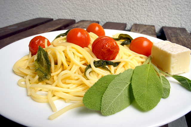 Spaghetti mit Salbeibutter und Schmortomaten - Kochabo