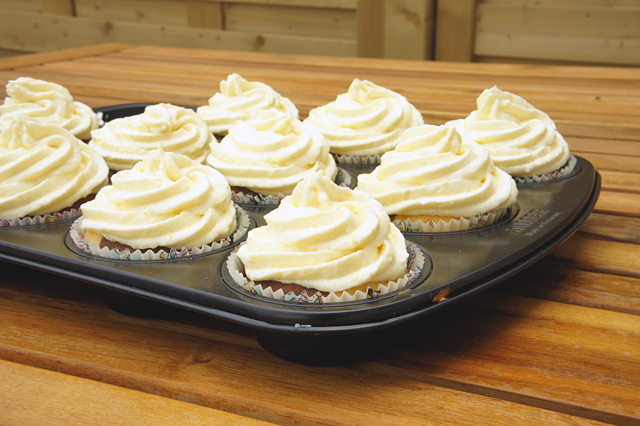 Black & White Cupcakes mit Mangotopping