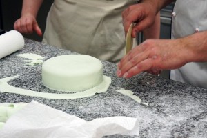 Backen mit Dr. Oetker - Torte verkleiden