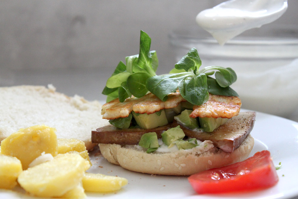 Avocado-Halloumi Burger | orangenmond.at