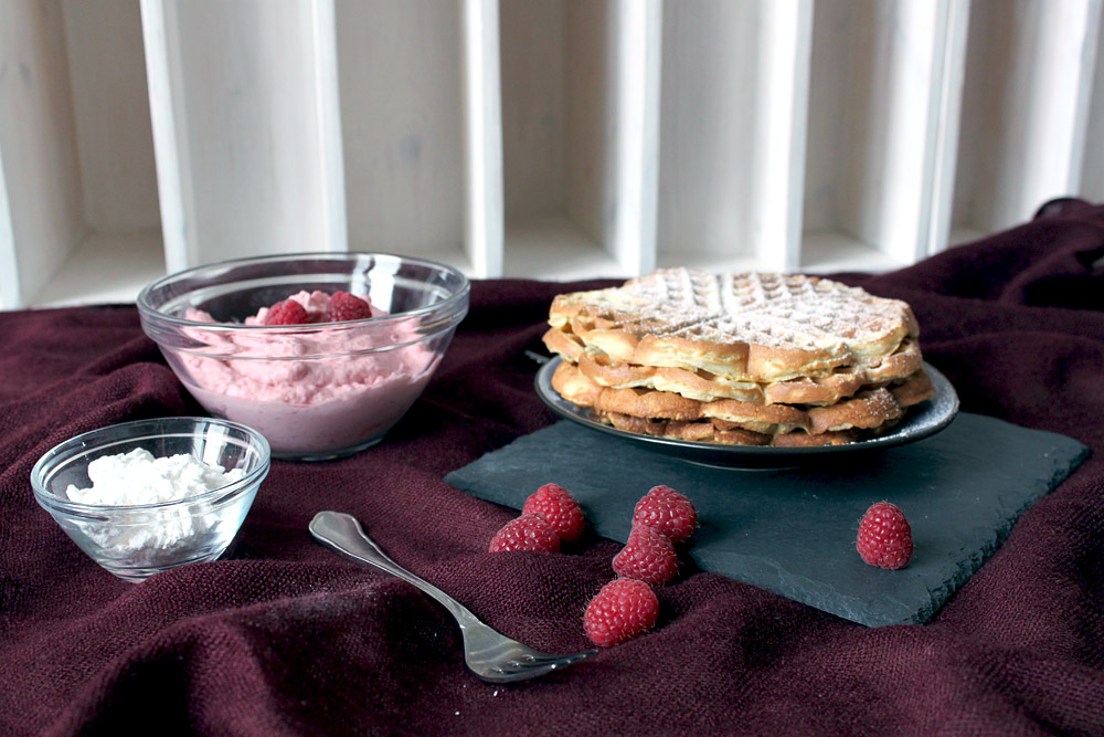 Chia Seed Waffeln mit Himbeersahne | orangenmond.at