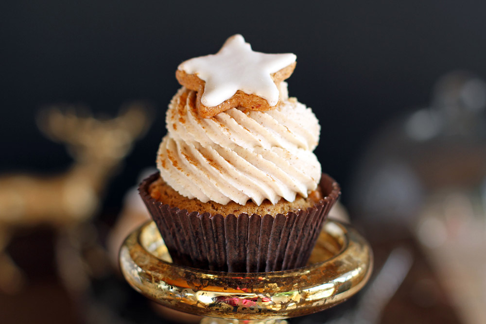 24 Days of Cookies - Day 17: Zimtstern Cupcakes