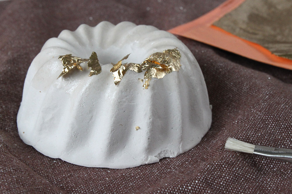 DiY Blattgold Gugelhupf aus Beton / DiY plaster bundt cake with gold leaf | orangenmond.at