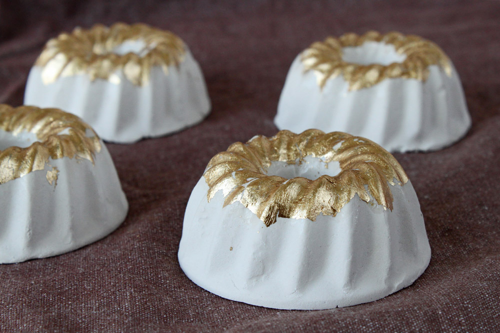 DiY Blattgold Gugelhupf aus Beton / DiY plaster bundt cake with gold leaf | orangenmond.at