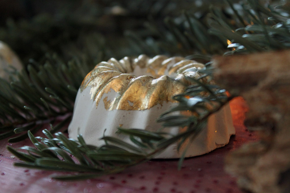 DiY Blattgold Gugelhupf aus Beton / DiY plaster bundt cake with gold leaf | orangenmond.at