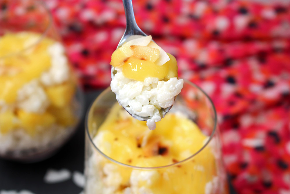 Kokosmilchreis mit Mangopüree im Glas / Coconut Rice Pudding with Mango | orangenmond.at