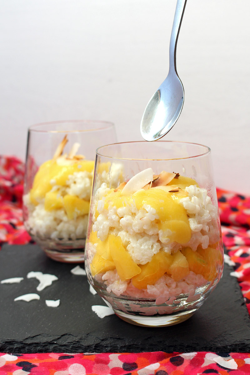 Kokosmilchreis mit Mangopüree im Glas / Coconut Rice Pudding with Mango | orangenmond.at