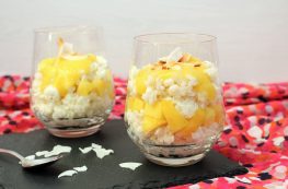 Kokosmilchreis mit Mangopüree im Glas / Coconut Rice Pudding with Mango | orangenmond.at