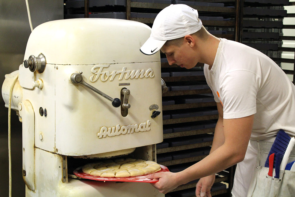 Behind the Scenes: So werden Krapfen gebacken