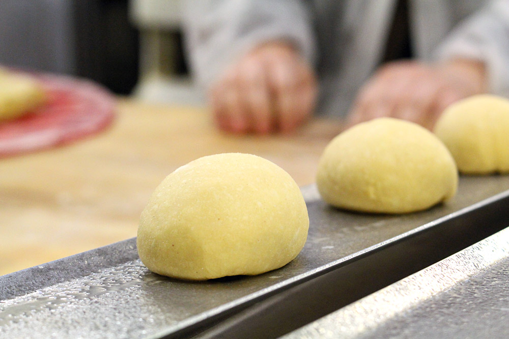 Behind the Scenes: So werden Krapfen gebacken