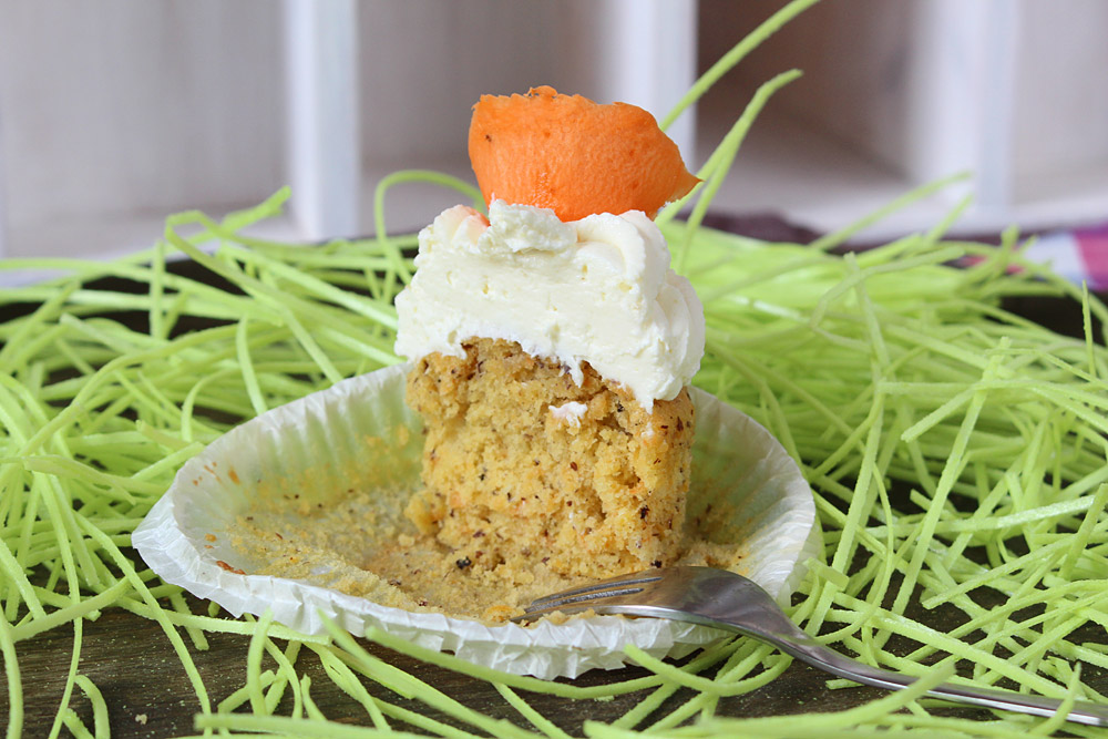 Karotten Cupcakes mit Zitronen-Mascarpone-Topping / Carrot Cupcakes with Lemon-Mascarpone-Topping | orangenmond.at