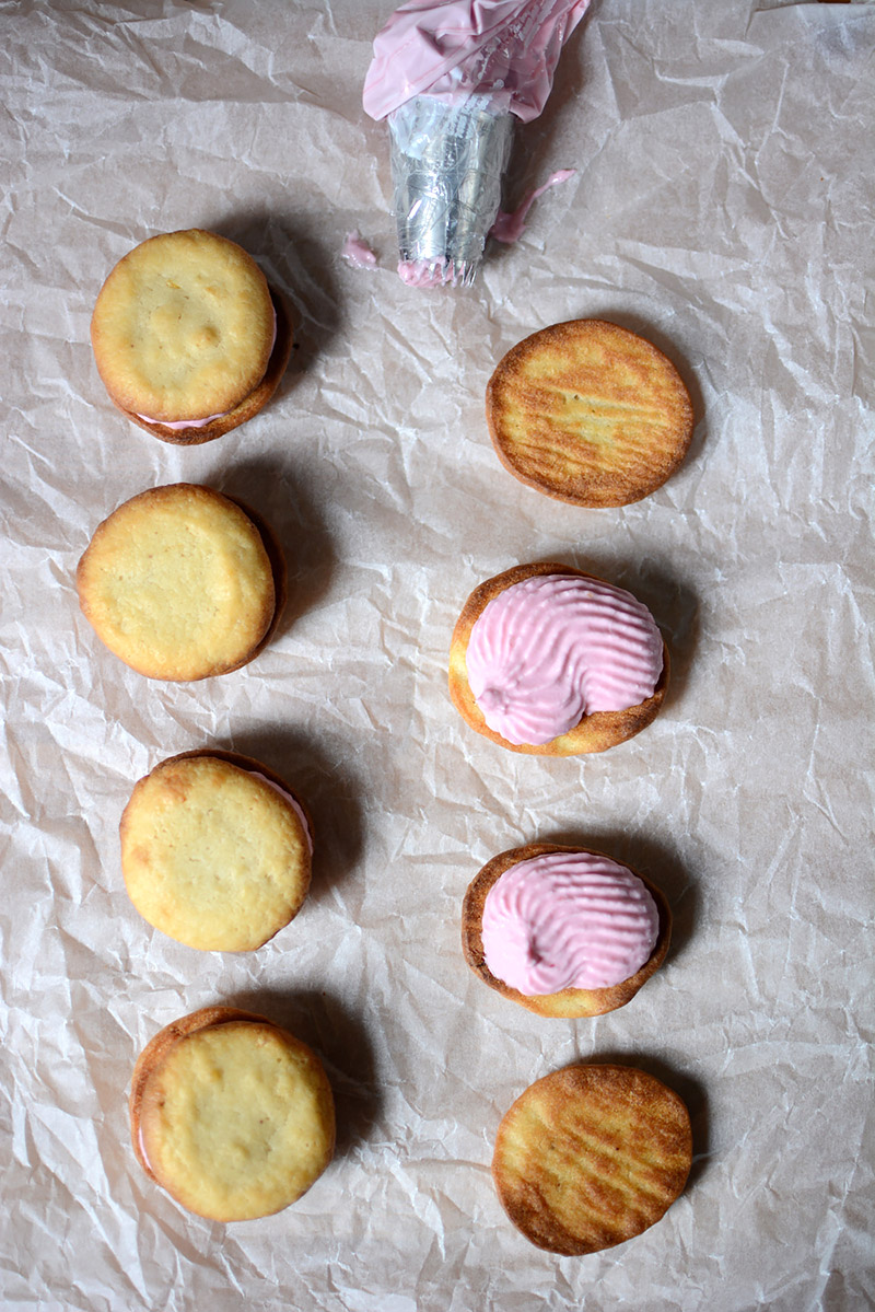 Gastartikel: Whoopies mit Himbeer- und Heidelbeer-Creme von We Love Handmade | orangenmond.at