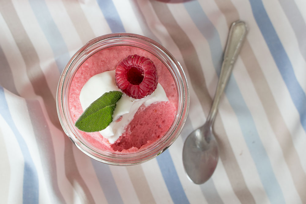 Himbeermousse im- Glas *** Raspberry Mousse in a Jar | orangenmond.at