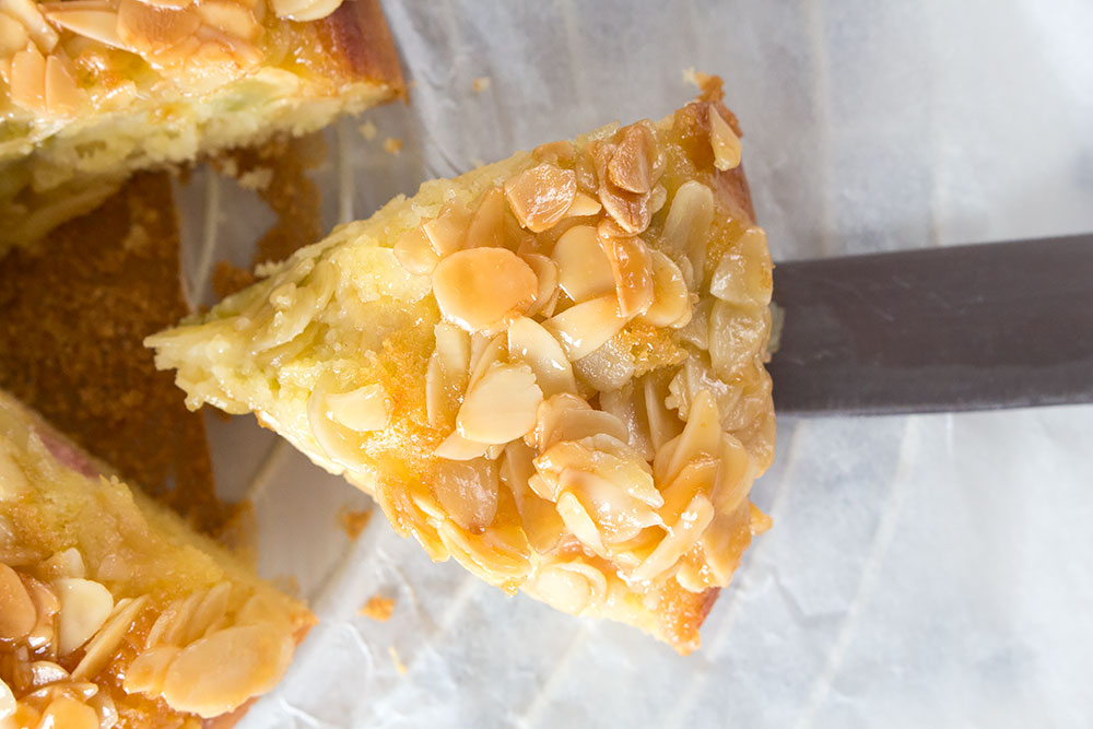 Rhabarber Apfel Kuchen mit Mandelstich | orangenmond.at