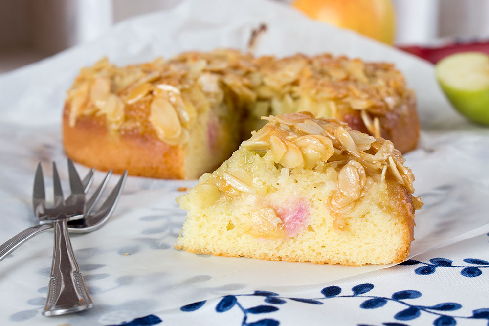 Rhabarber Apfel Kuchen mit Mandelstich | orangenmond.at