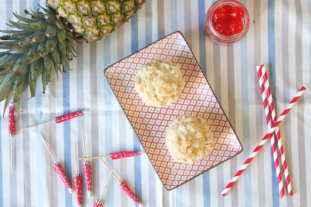 Pina Colada Muffins - weil man Cocktails ruhig auch mal anders genießen kann! Das perfekte Rezept für einen Mädelsabend im Sommer! | orangenmond.at