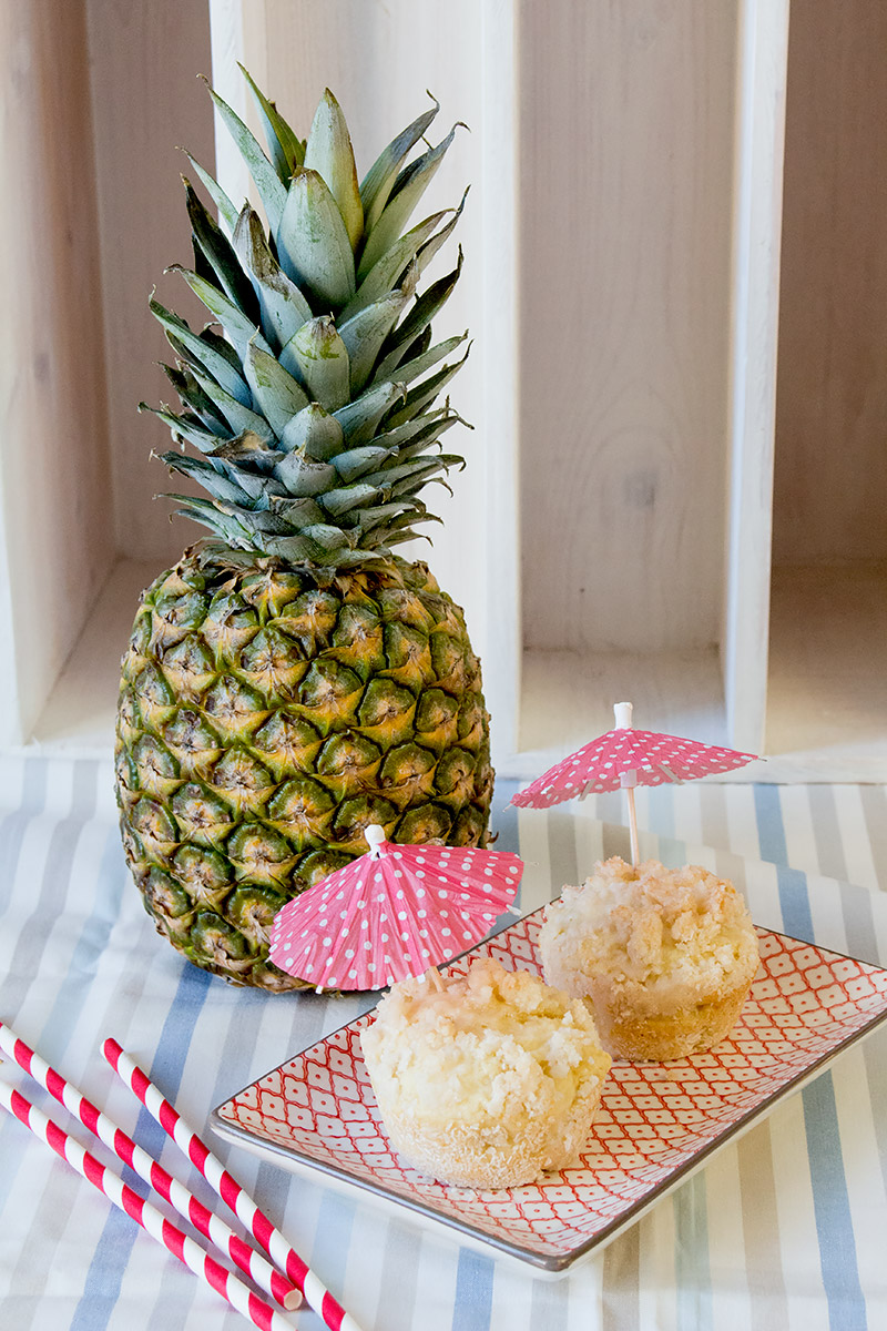 Pina Colada Muffins - weil man Cocktails ruhig auch mal anders genießen kann! Das perfekte Rezept für einen Mädelsabend im Sommer! | orangenmond.at