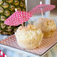 Pina Colada Muffins - weil man Cocktails ruhig auch mal anders genießen kann! Das perfekte Rezept für einen Mädelsabend im Sommer! | orangenmond.at