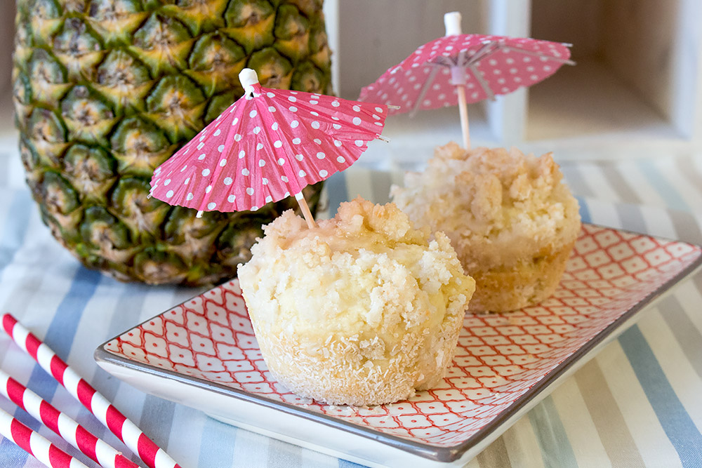 Pina Colada Muffins - weil man Cocktails ruhig auch mal anders genießen kann! Das perfekte Rezept für einen Mädelsabend im Sommer! | orangenmond.at