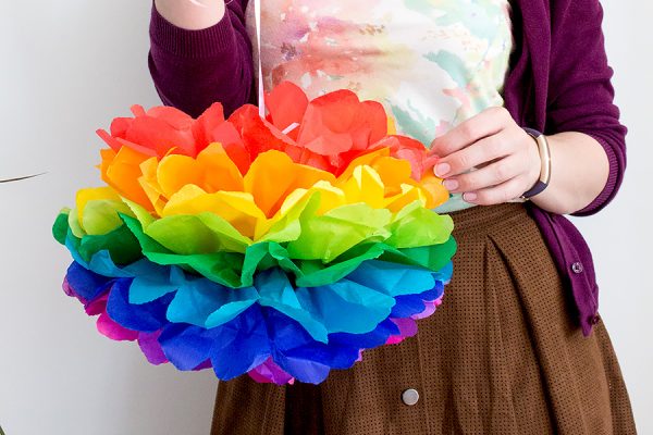 DiY Regenbogen Pompom aus Seidenpapier Bastelanleitung