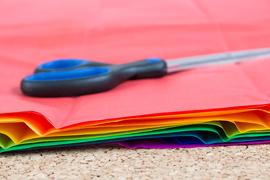 DiY Regenbogen Pompom aus Seidenpapier Bastelanleitung - Schritt 2