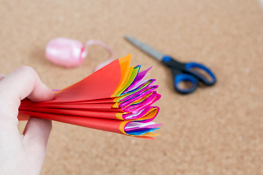 DiY Regenbogen Pompom aus Seidenpapier Bastelanleitung - Schritt 4