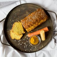Idee für ein Frühstück ohne Zucker: Karotten-Thymian Frühstückskuchen - perfekt zum vorkochen!
