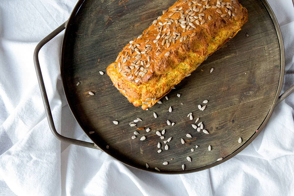 Idee für ein Frühstück ohne Zucker: Karotten-Thymian Frühstückskuchen - perfekt zum vorkochen!