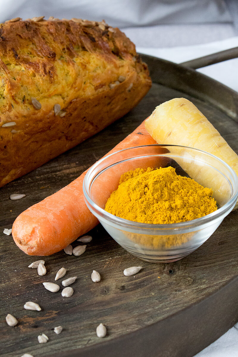 Idee für ein Frühstück ohne Zucker: Karotten-Thymian Frühstückskuchen - perfekt zum vorkochen!